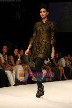 Model walks the ramp for Vikramjit Show at Lakme Winter fashion week day 4 on 20th Sept 2010 (30).JPG